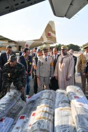 Image du Maroc Professionnelle de  Sa Majesté le Roi Mohammed VI, préside, supervise personnellement et donne le coup d'envoi à l’aéroport internationale de Casablanca de l’opération d'acheminement de l'aide humanitaire destinée au peuple palestinien frère. le 29 Mai 2018. Cette opération englobe le déploiement d’un hôpital de campagne des Forces Armées Royales (FAR), l’octroi de couvertures et d’un lot de médicaments de première nécessité, ainsi que la fourniture d’une aide alimentaire par la Fondation Mohammed V pour la solidarité,  (Photo/ SPPR) via Jalilbounhar.com